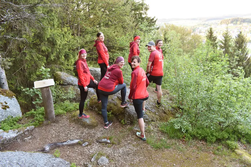 Laufgruppe am Waldreich Trail zwischen Granitfelsen
